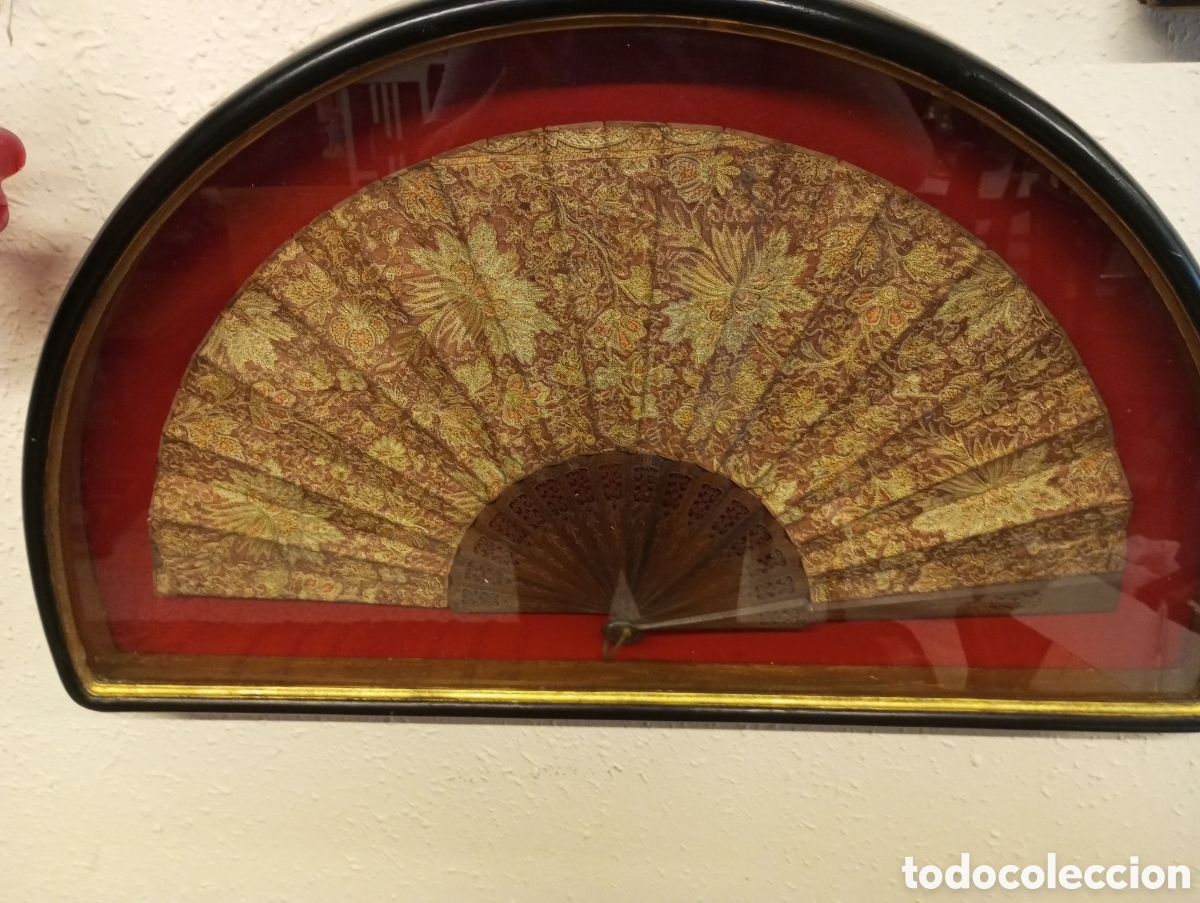 Coleccionismo: Antiguo abanico en su mueble