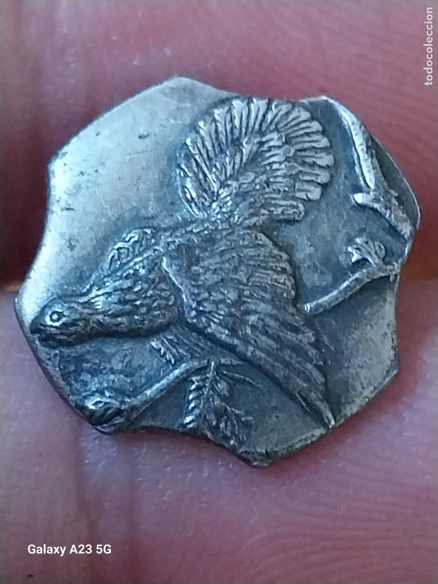 Coleccionismo: AVE FAISAN O SIMILAR BOTON METAL RELIEVE ANTIGUO PRECIOSO 1.65CMS