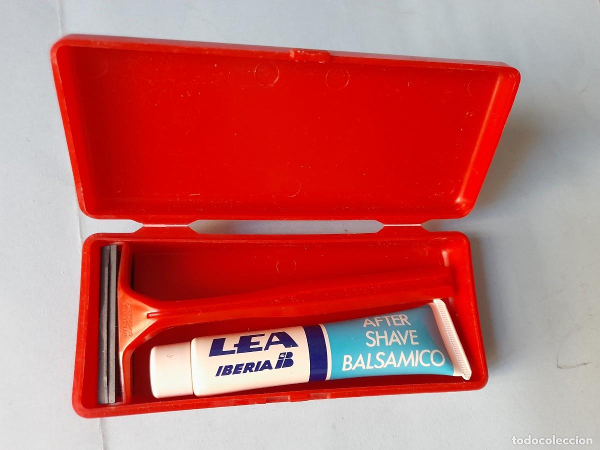 Collecting: IBERIA Lineas Aereas caja de pl&aacute;stico con maquinilla de afeitar y crema LEA mas toallita refrescante