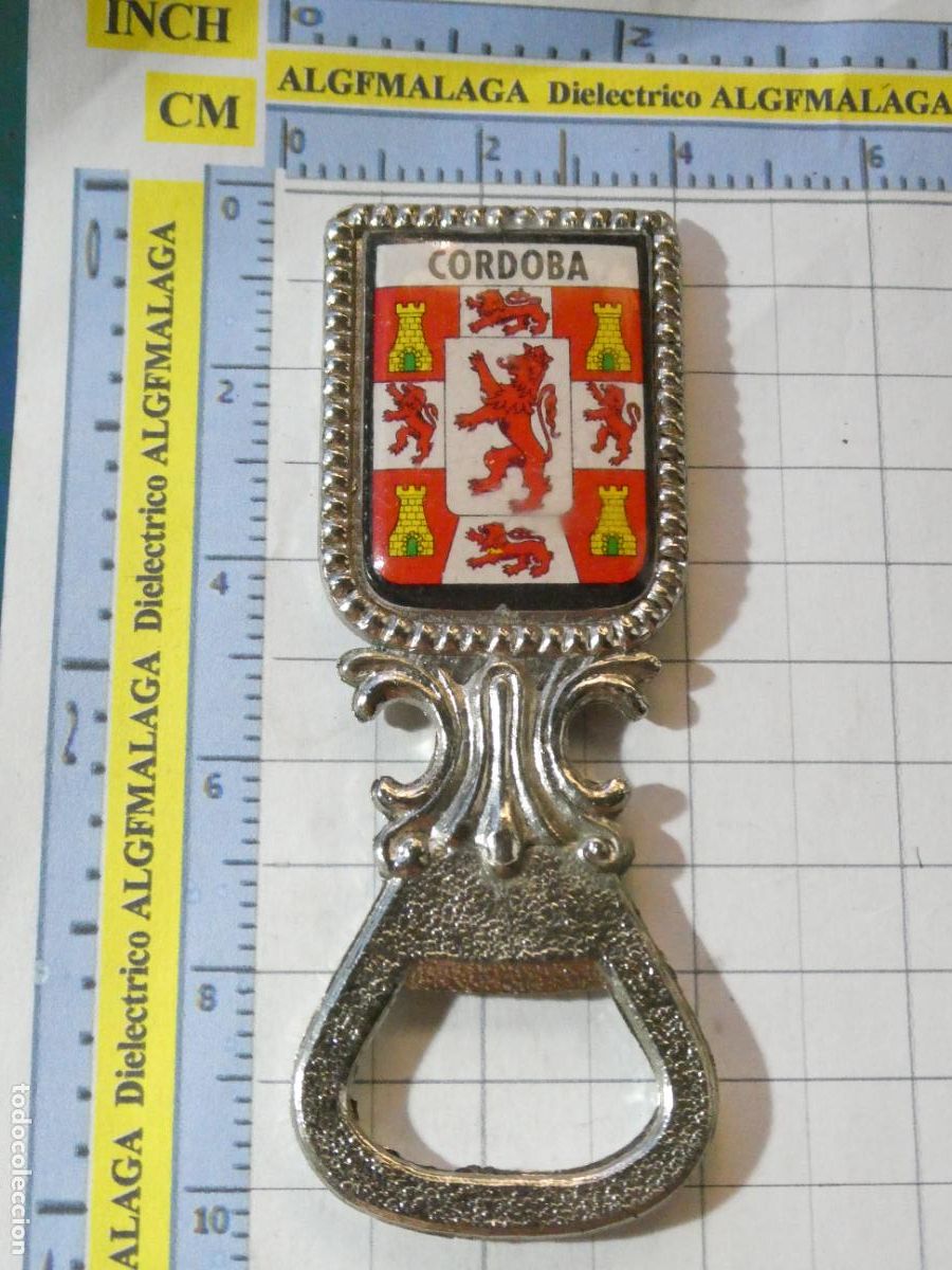 Coleccionismo: ABRIDOR BOTELLINES ABREBOTELLINES. ESCUDO HER&Aacute;LDICO DE C&Oacute;RDOBA. METAL