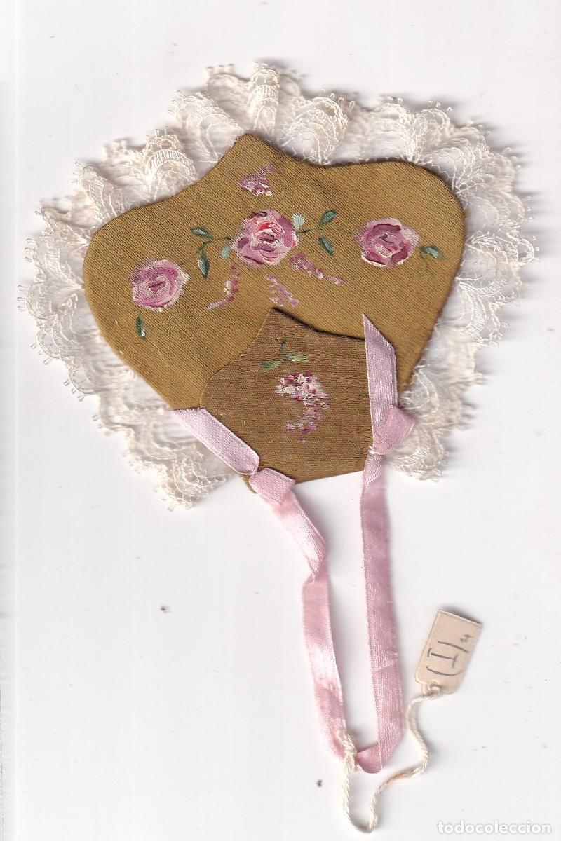 Coleccionismo: Curioso adorno en tela pintado con flores y con puntilla