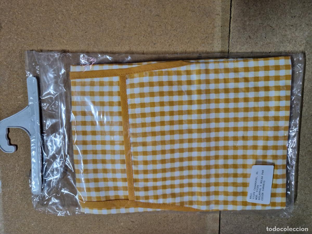 Coleccionismo: BONITO DELANTAL Y BOLSA DE PAN. CUADROS AMARILLOS.