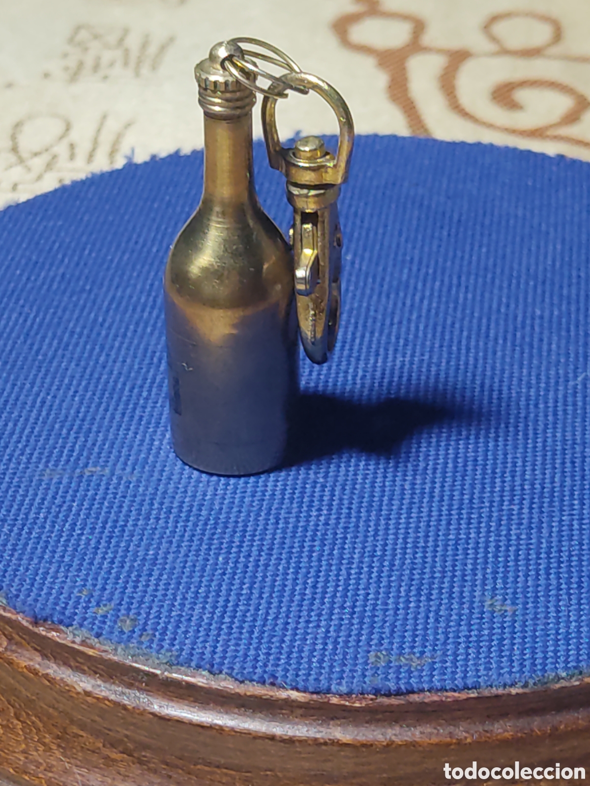 Coleccionismo: Chisquero & mechero de gasolina de bronce o lat&oacute;n con forma de botella.