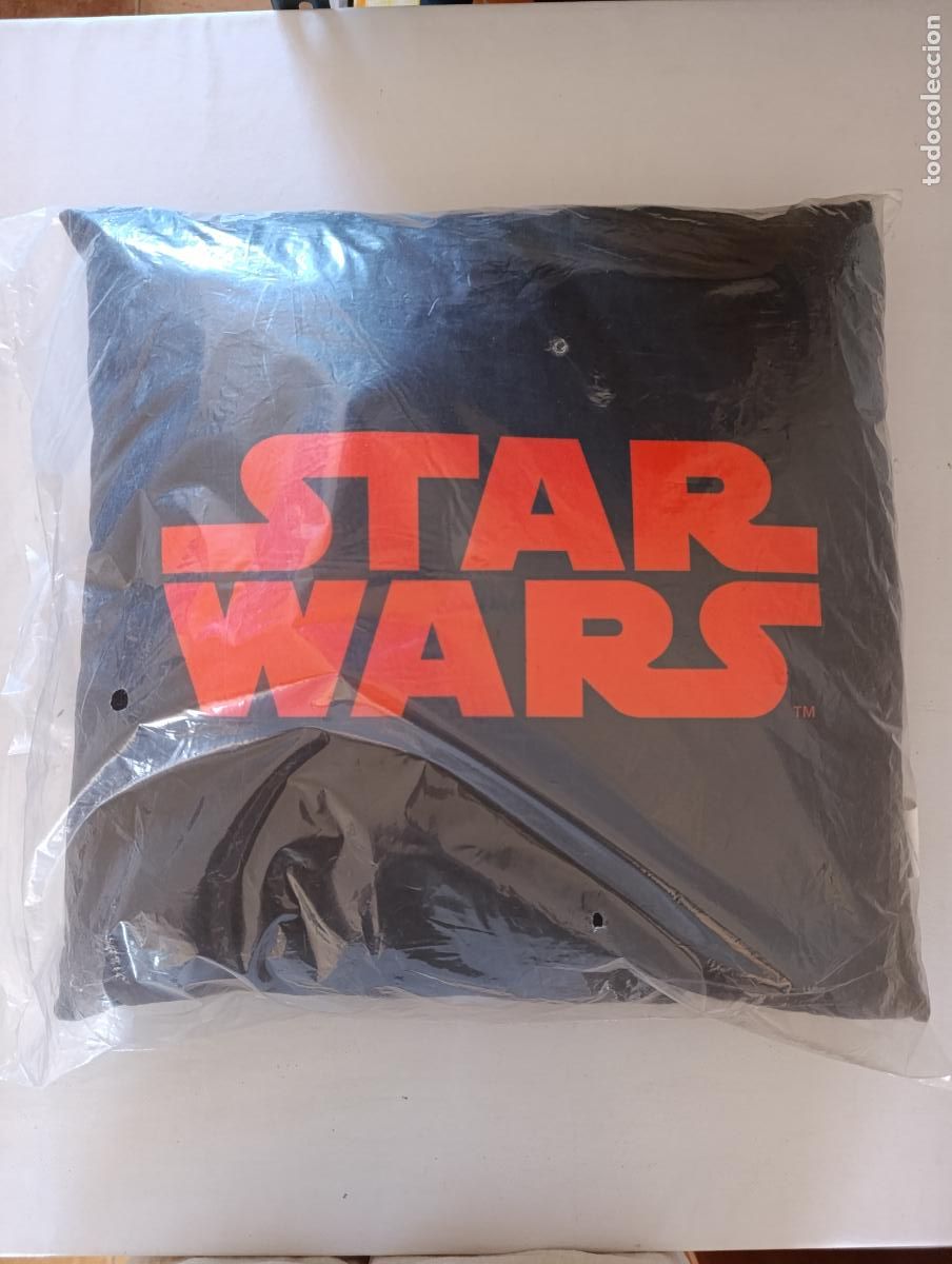 Coleccionismo: COJIN STAR WARS - ROJO Y NEGRO - DISNEY - 45 X 45 CM - CUSHION - NUEVO, PRECINTADO (131)