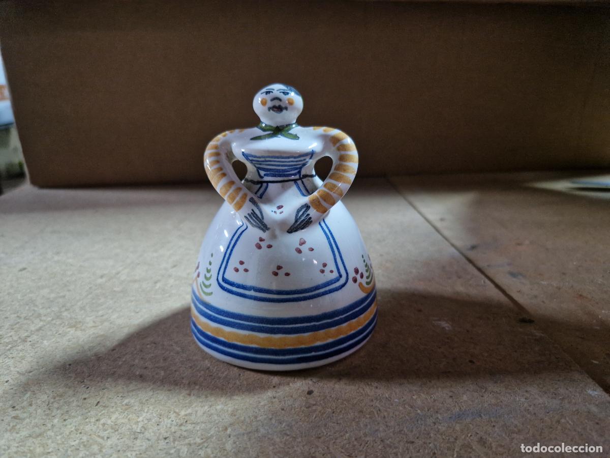 Coleccionismo: BONITA MU&Ntilde;ECA DE PORCELANA SONIDO DE CAMPANA.