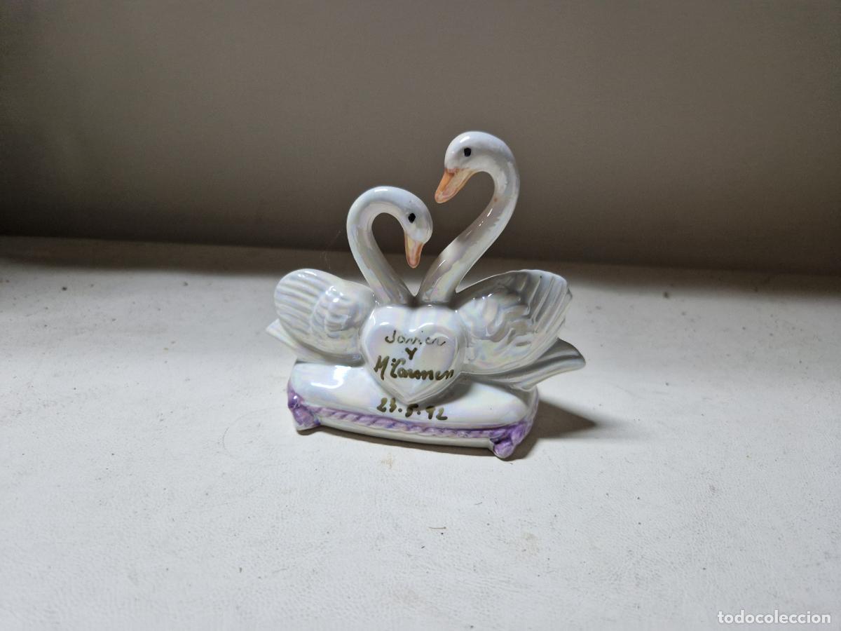 Coleccionismo: BONITO PAREJA DE CISNES. PORCELANA DECORATIVA.