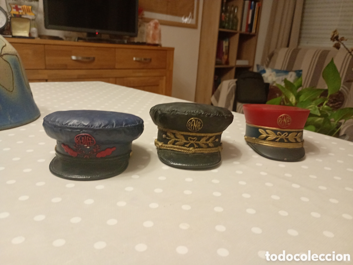 Coleccionismo: Tres Gorras Pisapapeles de RENFE- Jefe de Estacion - Guarda Aguja - Interventor en Ruta FC Renfe-