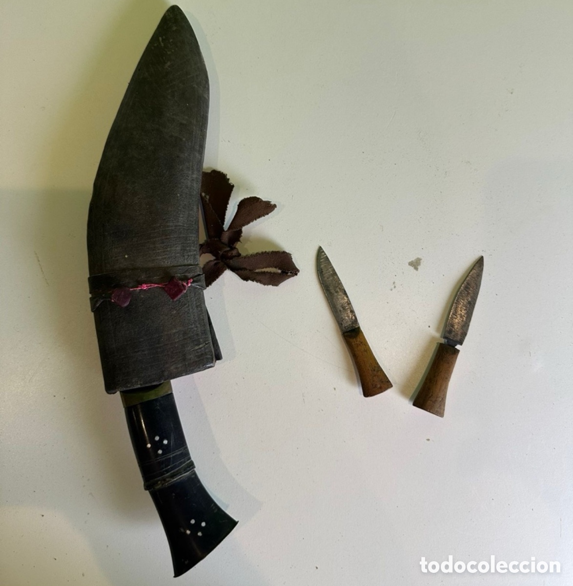 Coleccionismo: Antiguo Kukri Nepal&iacute; Original con Funda de Madera Forrada en Cuero y Dos Cuchillos Auxiliares. SXIX.