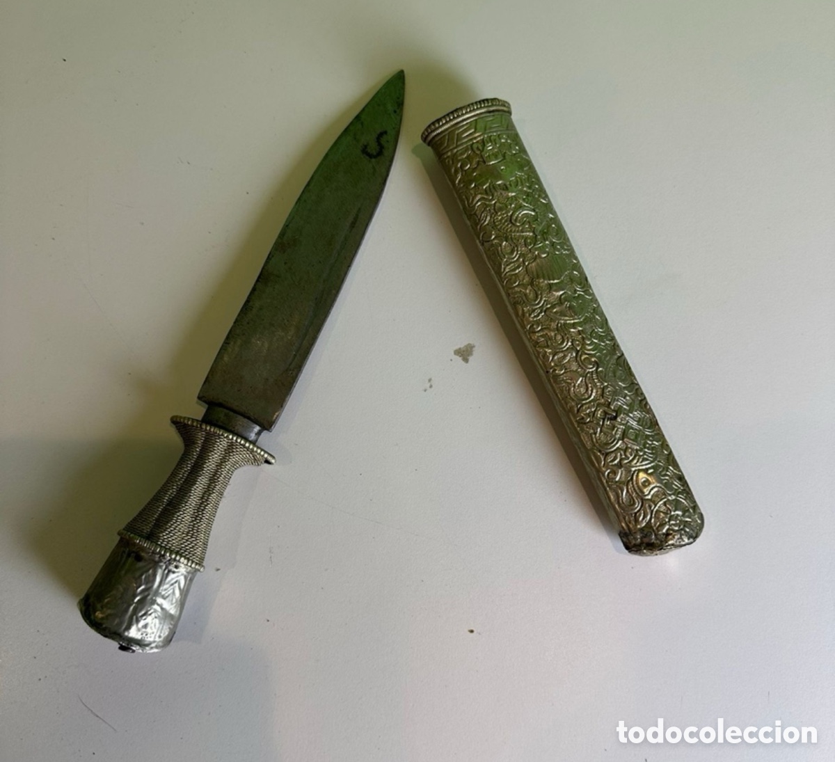 Coleccionismo: Daga Ceremonial Tibetana Original Siglo XIX con Funda Repujada en Metal &ndash; Pieza &Eacute;tnica Oriental