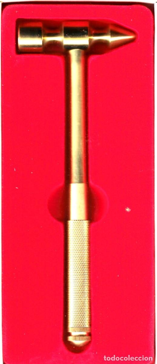 Coleccionismo: Pisapapeles: martillo dorado, con juego de destornilladores.