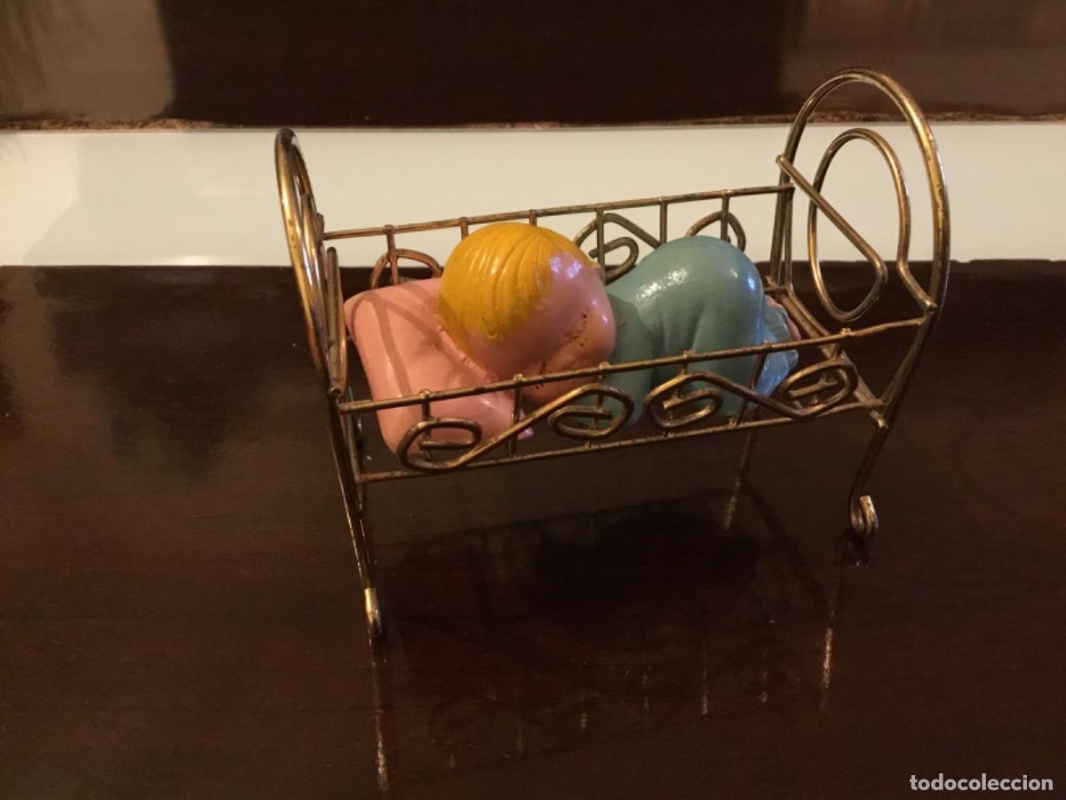 Coleccionismo: Figura ceramica Beb&eacute; durmiendo sobre cu&ntilde;a dorada met&aacute;lica