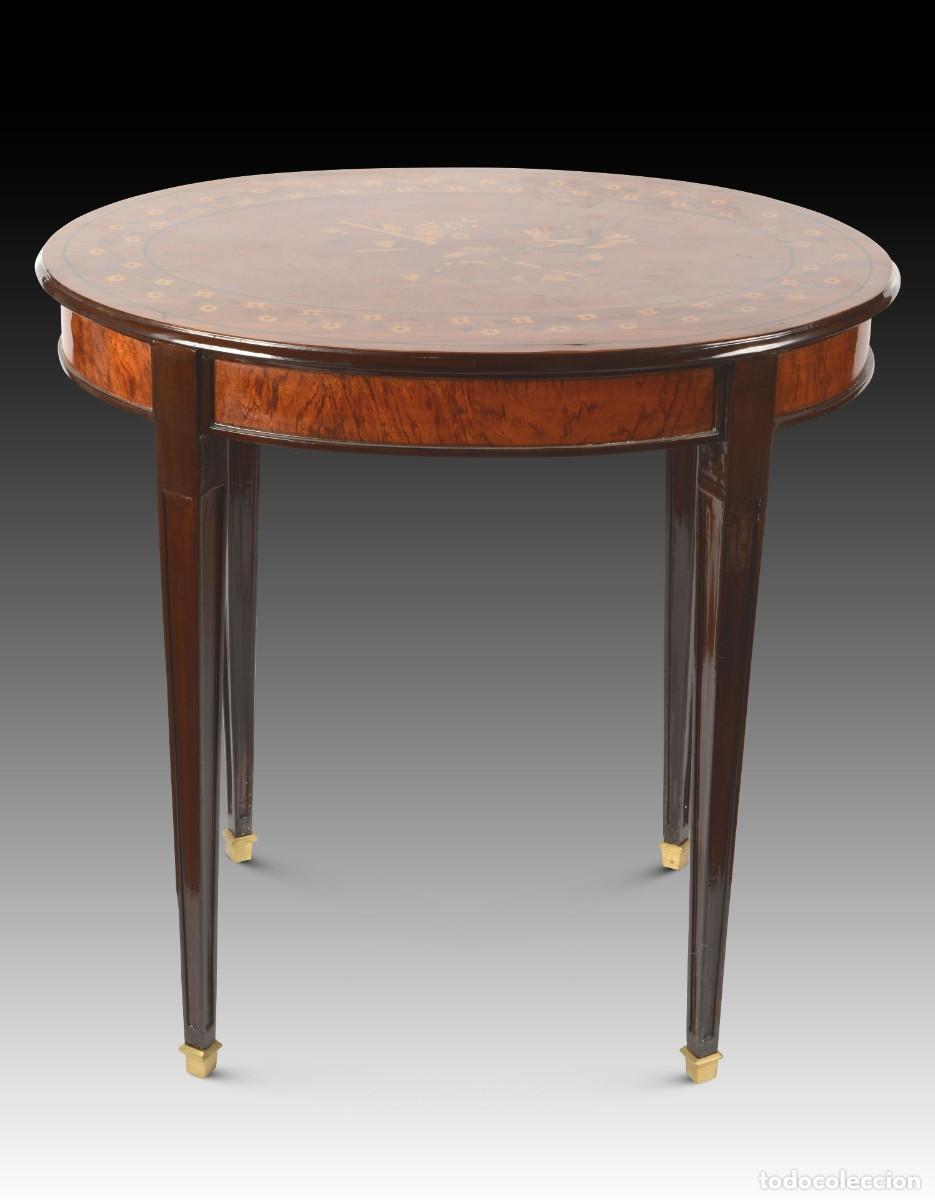 Coleccionismo: Mesa ovalada con marqueter&iacute;a floral.