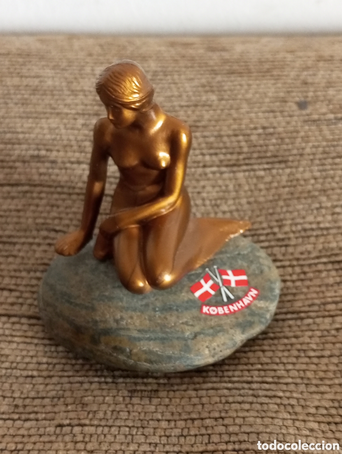 Colecionismo: Figura de la sirenita de Copenhague piedra y acabado met&aacute;lico tono bronce 8 cms de altura