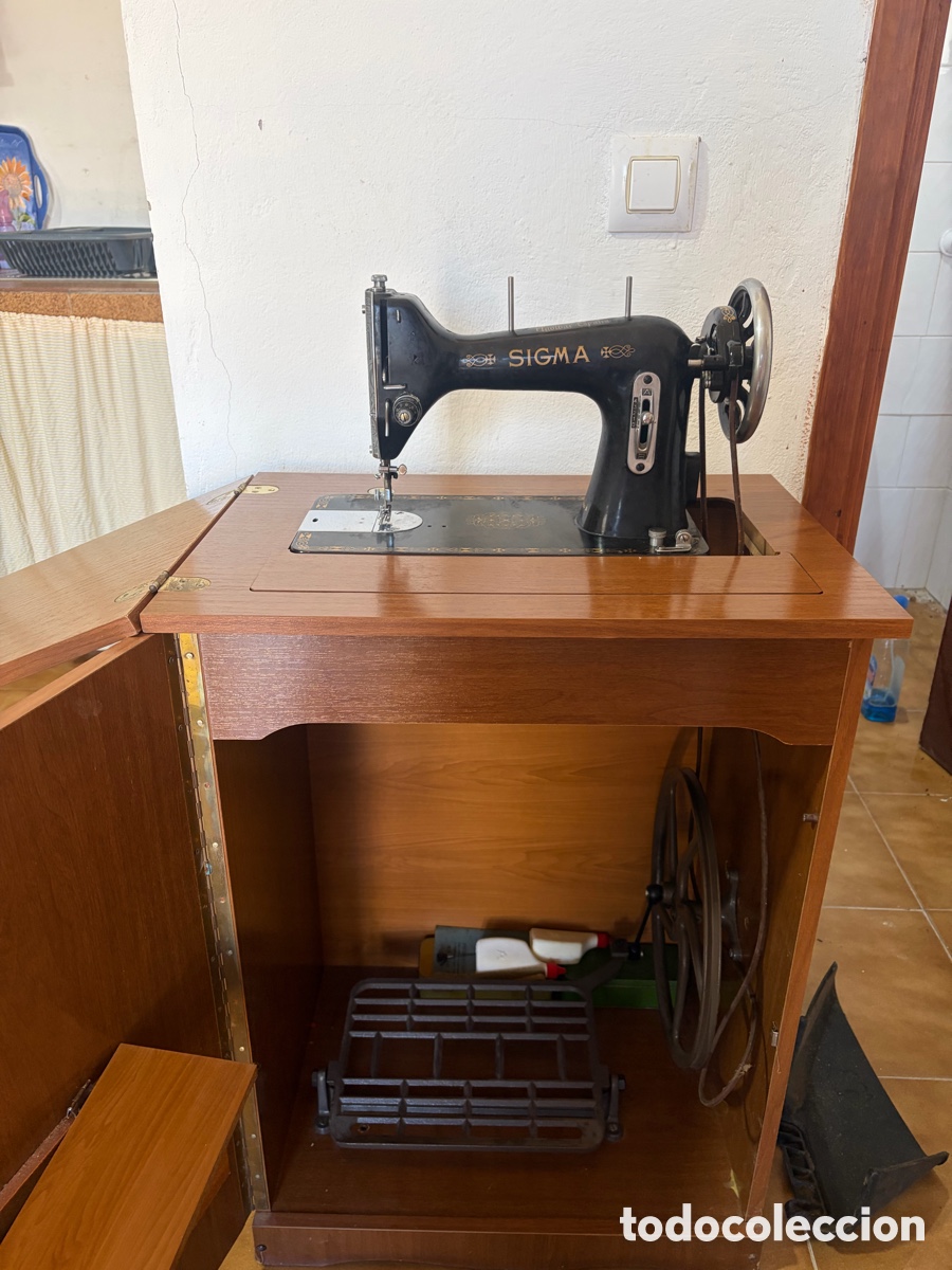 Coleccionismo: M&aacute;quina de coser Sigma con mueble incluido