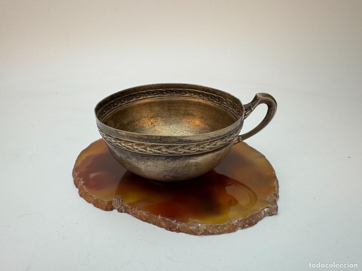 Coleccionismo: Taza de t&eacute; victoriana antigua de metal, con dise&ntilde;o ornamentado en relieve
