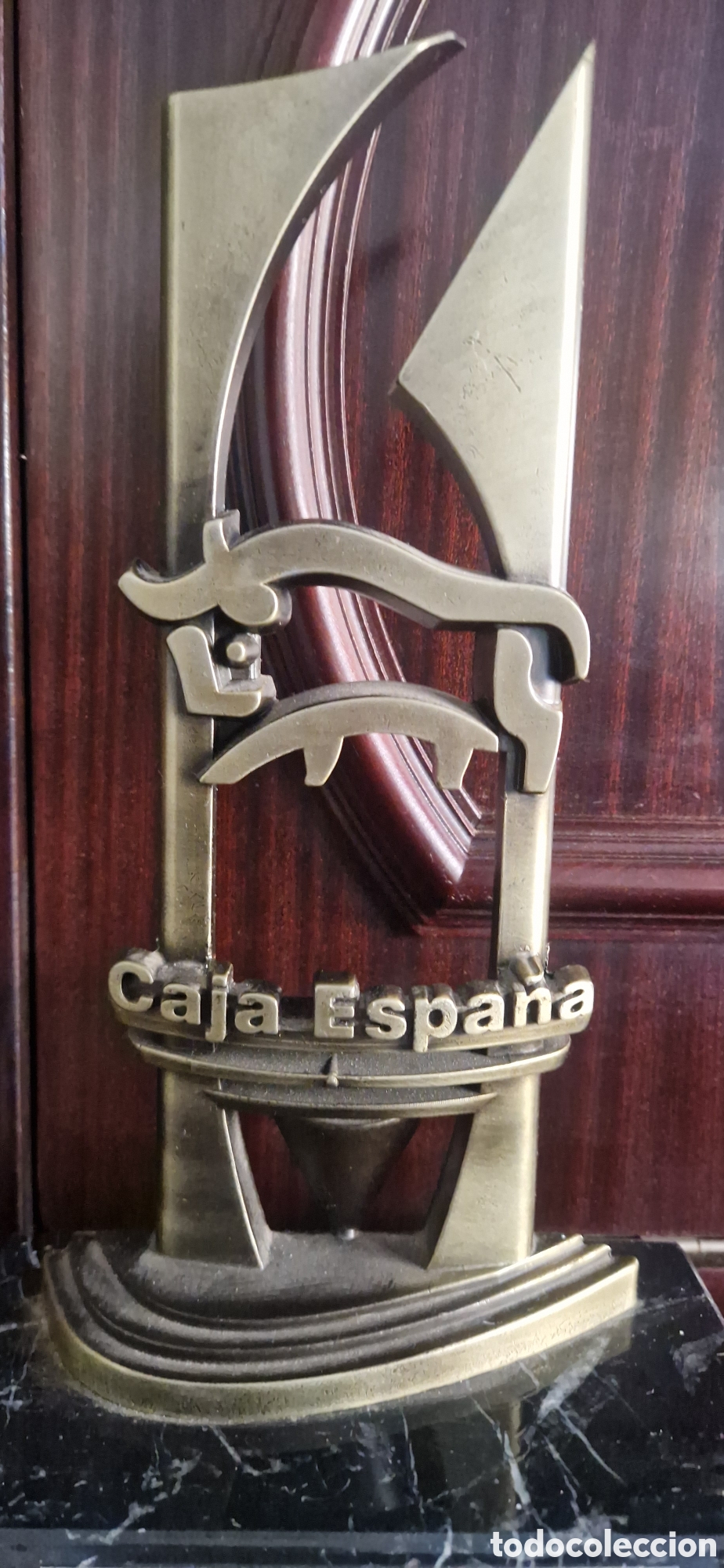Collecting: Trofeo Logo Caja Espa&ntilde;a Toro. Sobre peana de m&aacute;rmol.