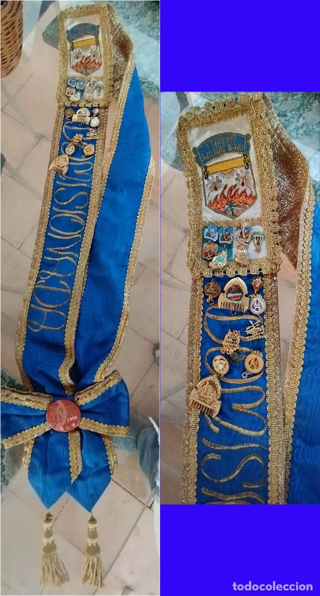 Coleccionismo: BANDA DE LA HOGUERA SAN BLAS BAJO CON ESCUDO BORDADO Y 17 PINES REGALO PEINETA METAL MIDE 1 METRO DE