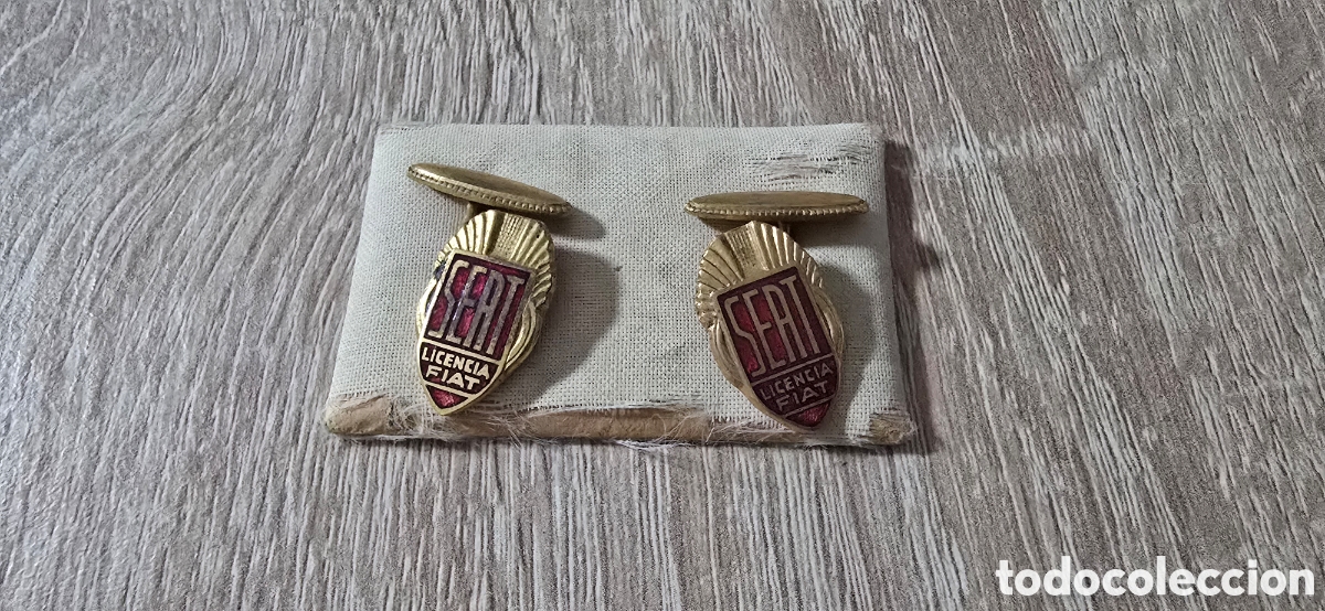 Coleccionismo: GEMELOS EN METAL DORADO PUBLICIDAD ANTIGUO ESCUDO SEAT LICENCIA FIAT