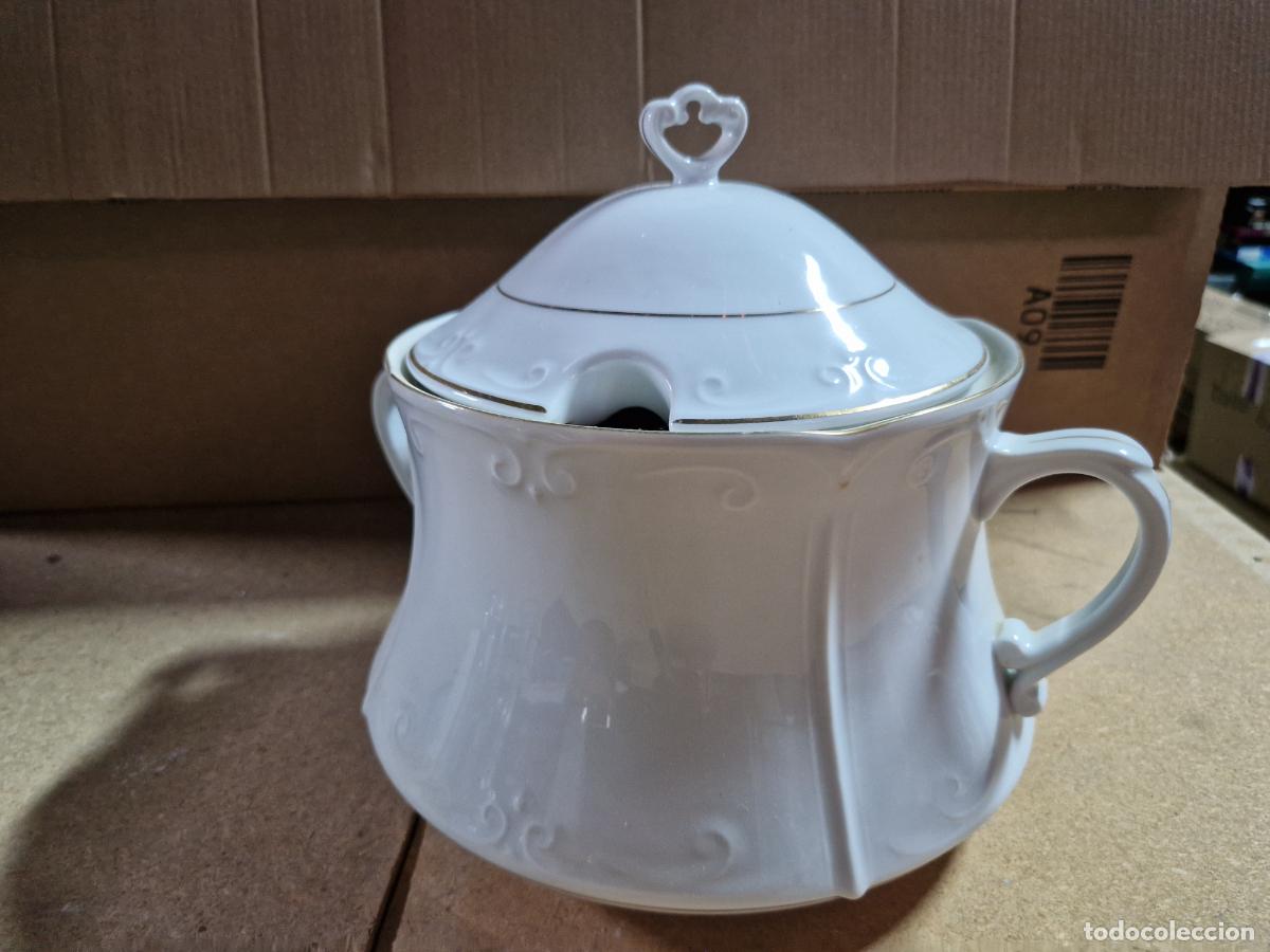 Coleccionismo: BONITA SOPERA DE PORCELANA. COLOR BLANCO. PERFECTO ESTADO