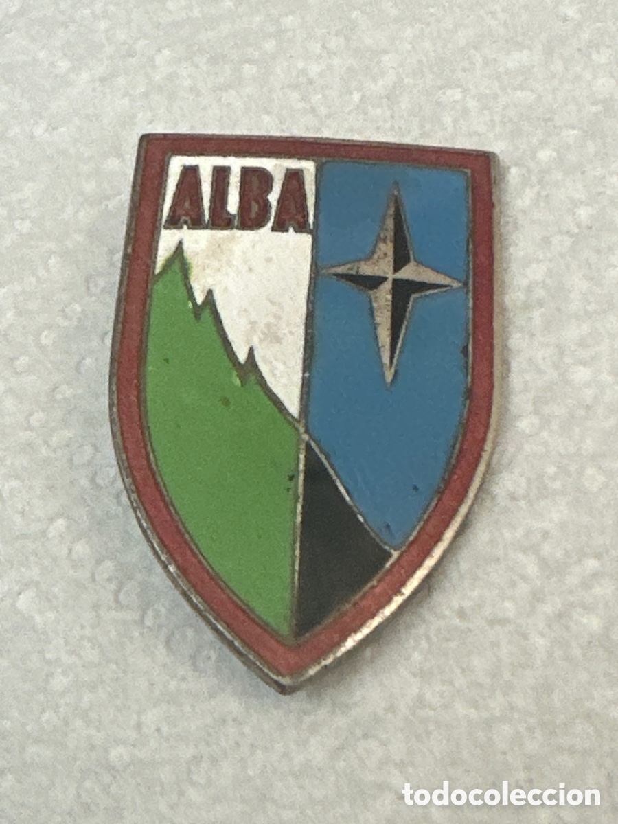 Coleccionismo: ANTIGUA INSIGNIA ESMALTADA DE LOS HERMANOS HERN&Aacute;NDEZ. COLEGIO ALBA VIGO