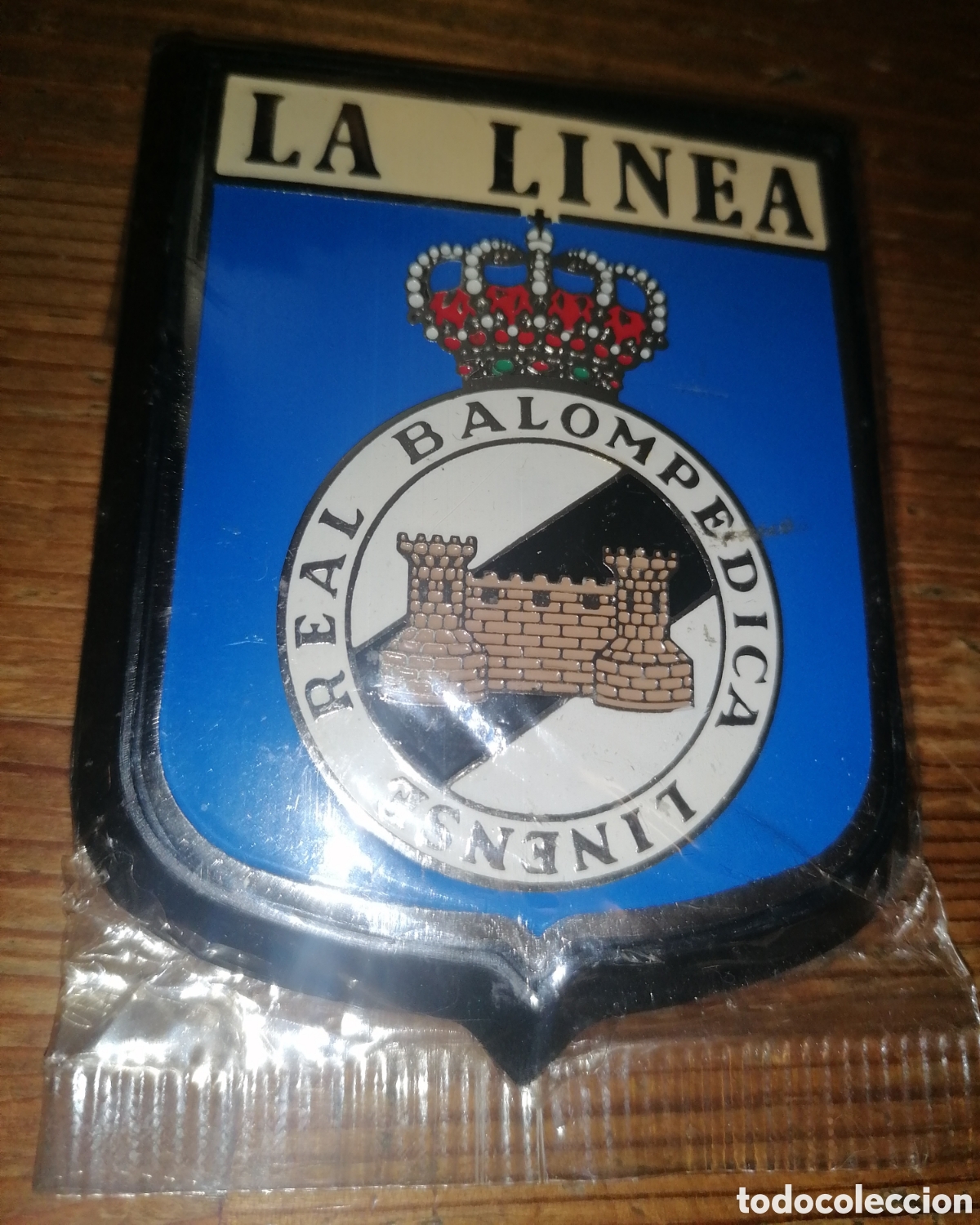Coleccionismo: Antigua insignia, placa o chapa de parrilla coche o vespa, REAL BALOMP&Eacute;DICA LINENSE - La Linea
