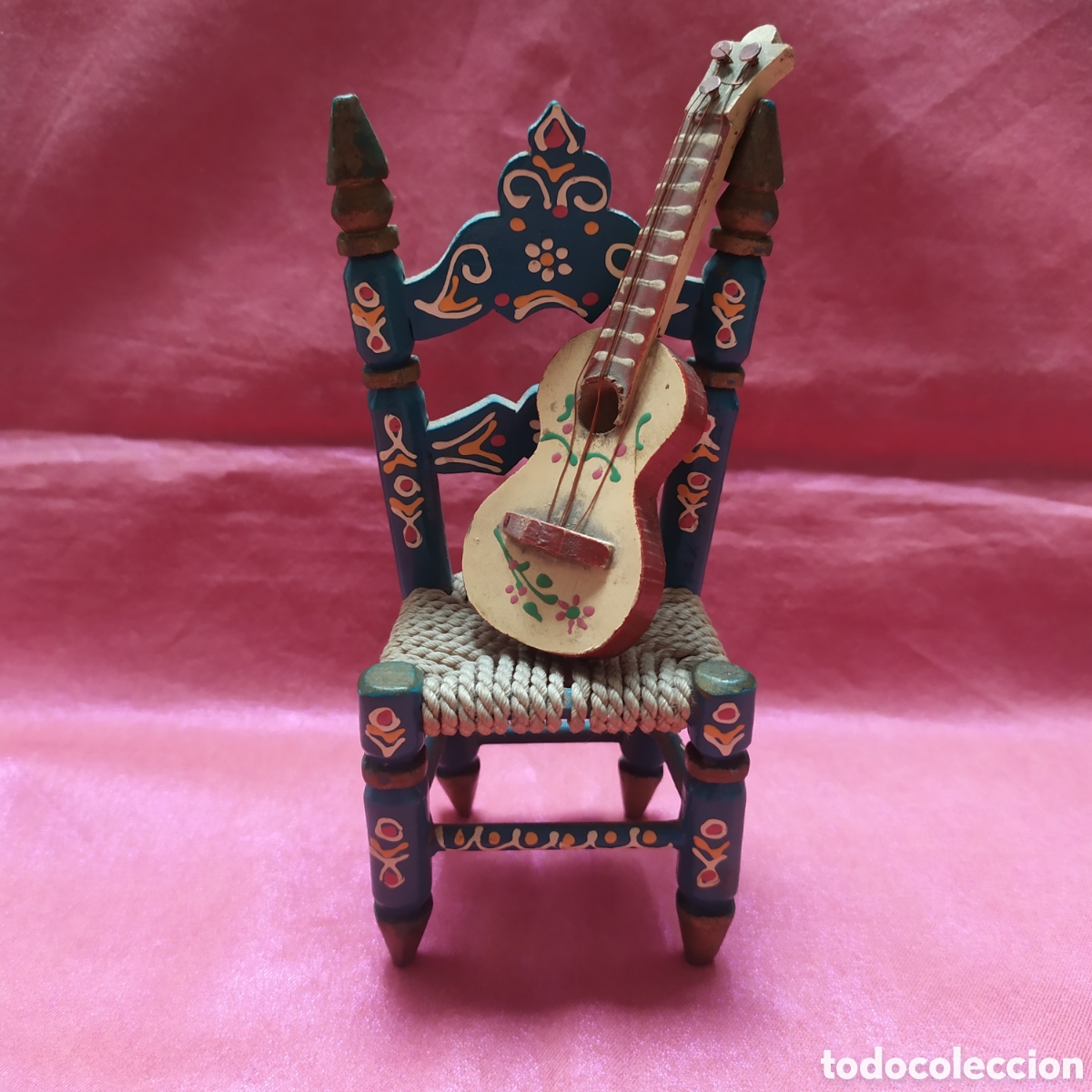 Coleccionismo: Miniatura: guitarra sobre silla sevillana de Enea, mide 15 cm de altura