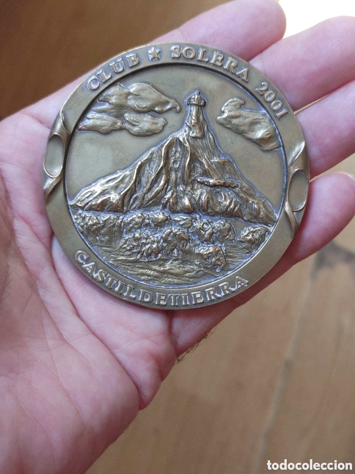 Coleccionismo: Medalla de bronce. Conmemorativa del &rdquo; Club Solera 2001 &rdquo;.