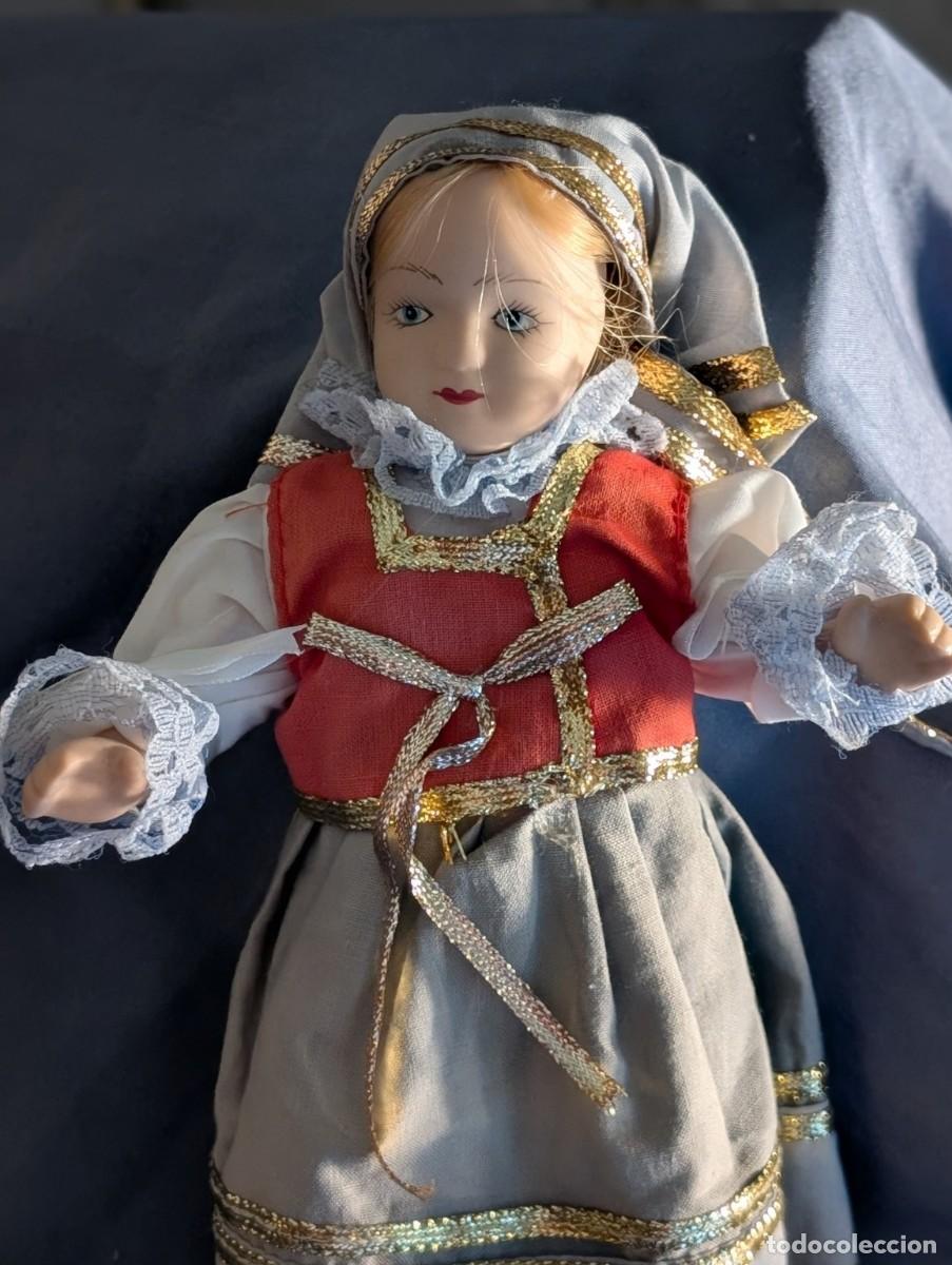 Coleccionismo: Mu&ntilde;eca de la Rep&uacute;blica Checa con traje t&iacute;pico regional &middot; 21 cm &middot; Vintage