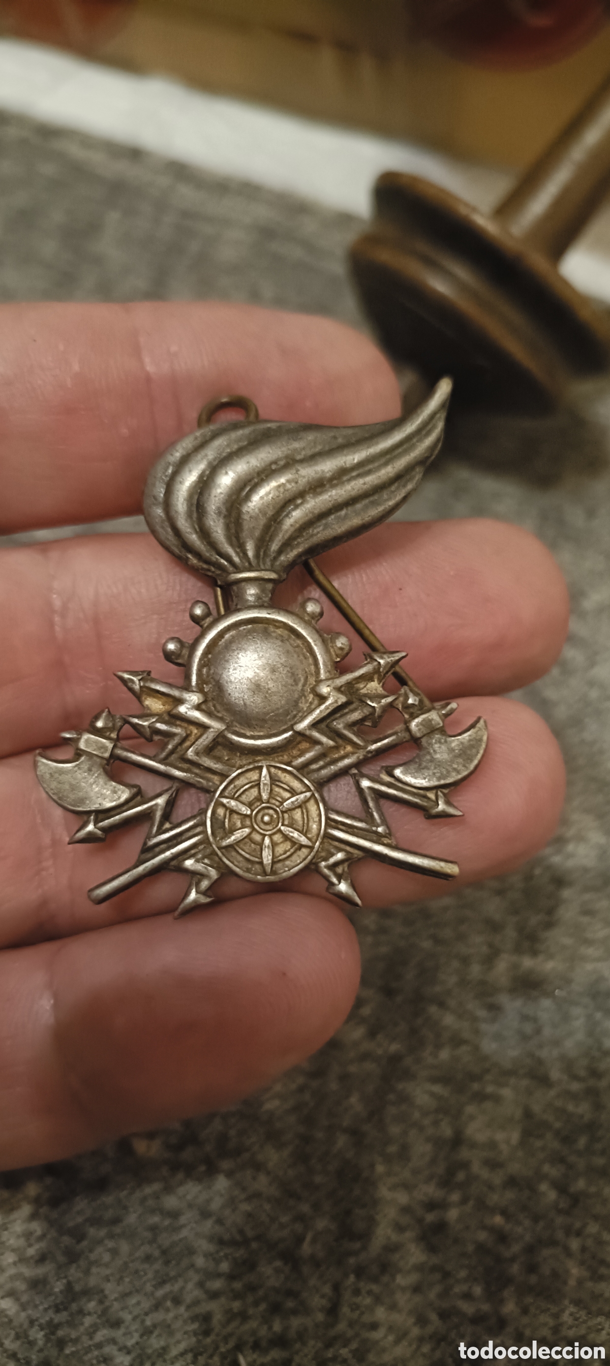 Coleccionismo: Antiguo distintivo probablemente de prenda de cabeza del ej&eacute;rcito italiano o franc&eacute;s