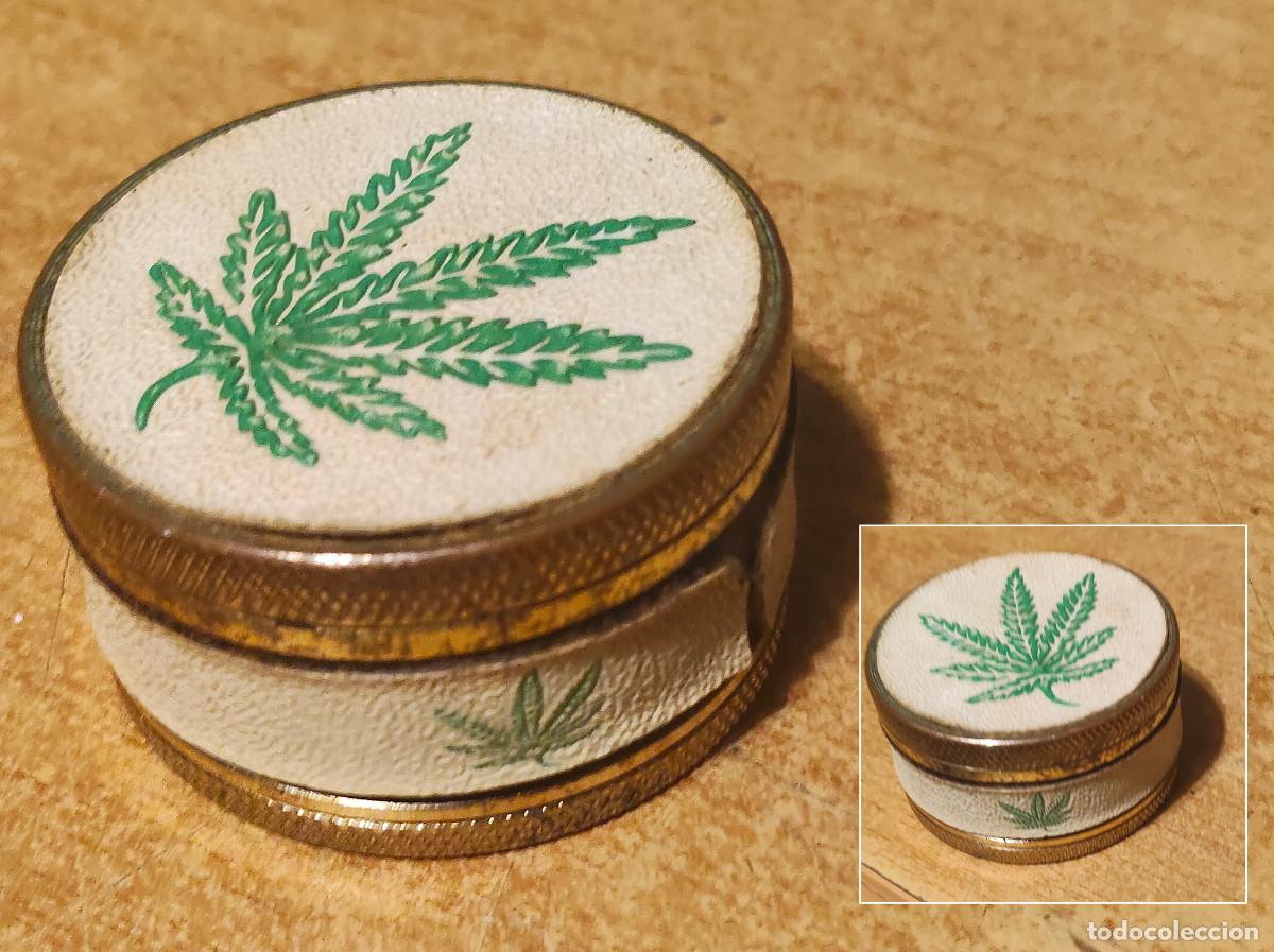 Coleccionismo: grinder deANTIGUO TRITURADOR - PICADOR O MOLINO DE HIERBAS- DECORADO CON PLANTA DE MARIHUANA - VINT