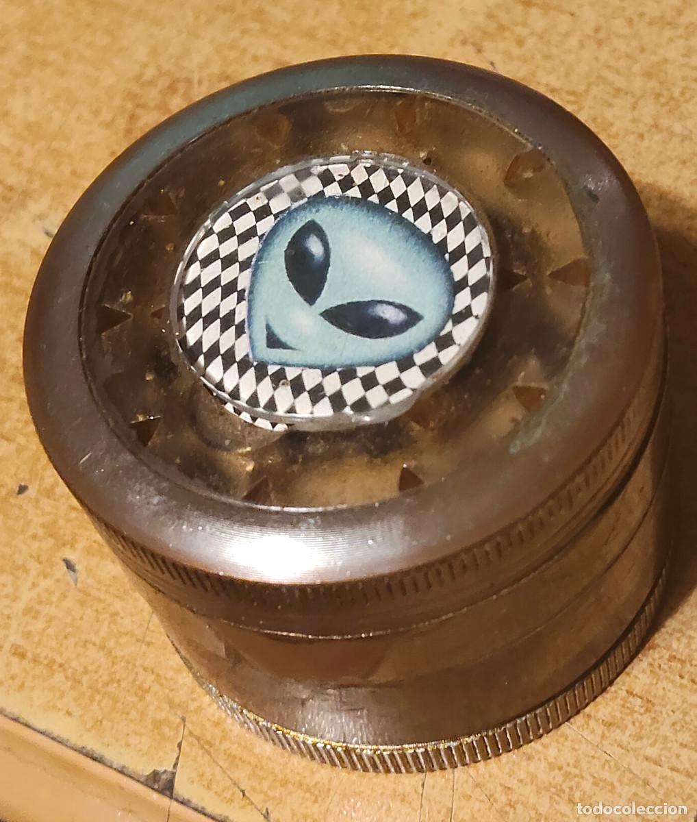 Coleccionismo: grinder ANTIGUO TRITURADOR - PICADOR O MOLINO DE HIERBAS- DECORADO CON extraterrestre - VINTage