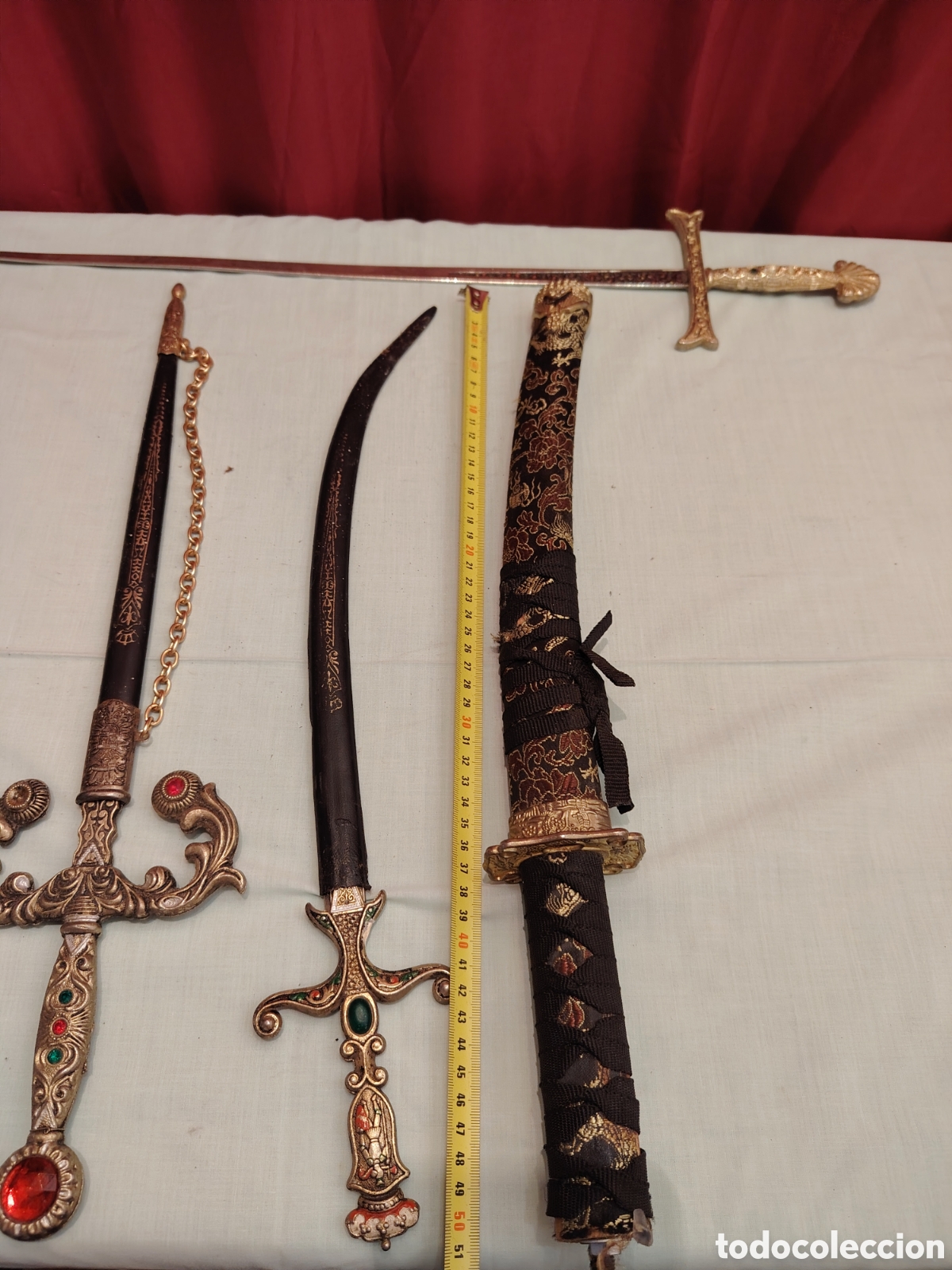 Coleccionismo: Lote de espadas para decoraci&oacute;n