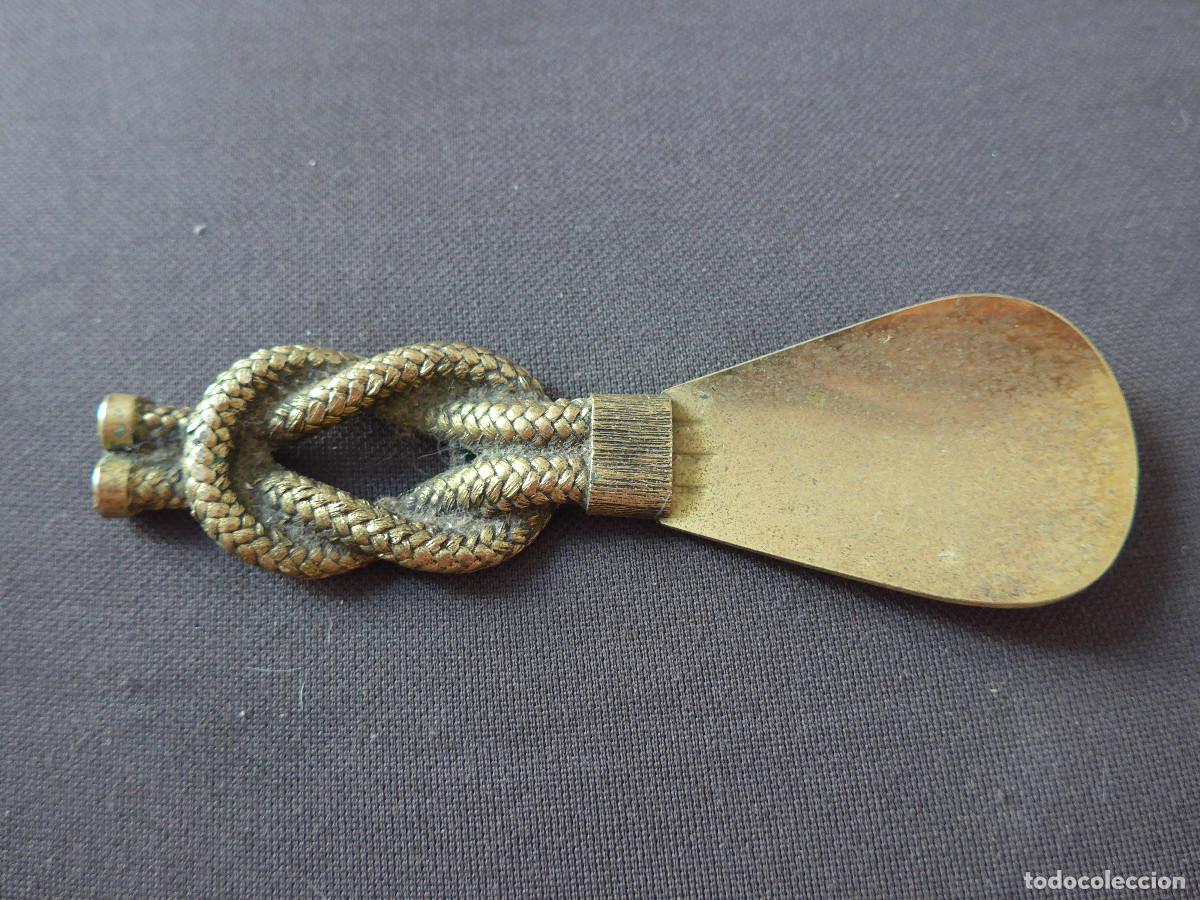 Coleccionismo: CALZADOR DE BRONCE O LATON CON FORMA DE NUDO MARINERO
