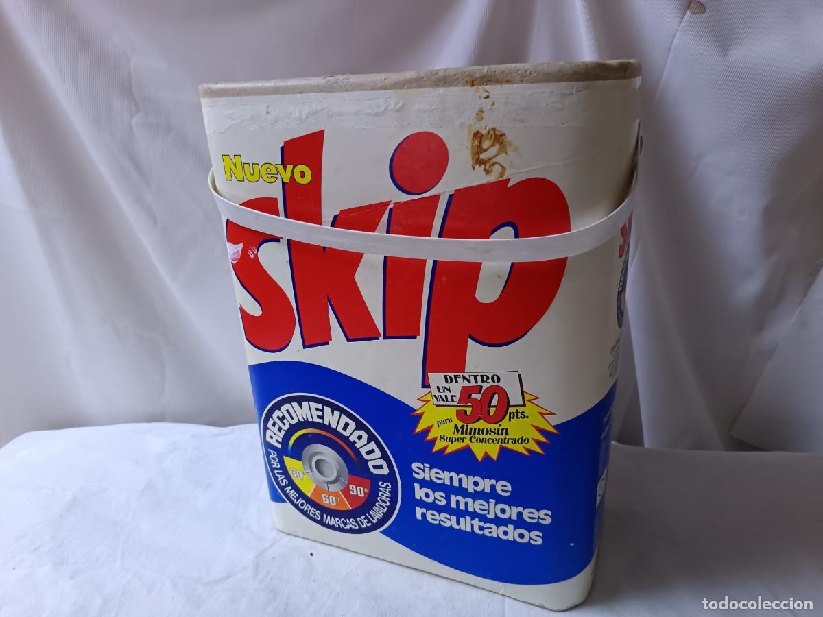 Coleccionismo: Cubo de Cart&oacute;n de Detergente, Skip, vintage, unos 38 x 28 x 14 cms.
