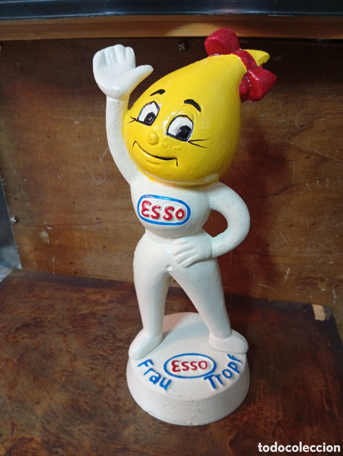 Coleccionismo: Hucha de hierro publicidad aceite de motor ESSO hierro 23 cm
