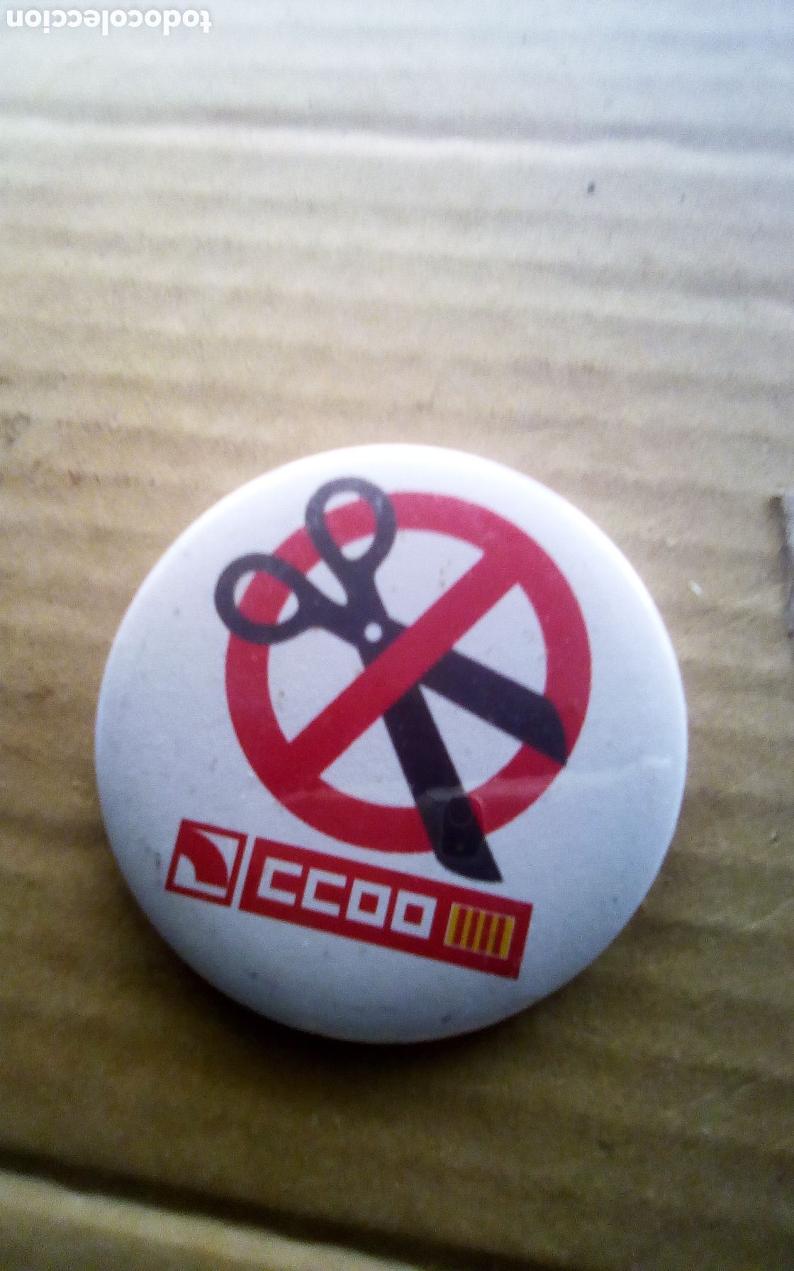 Coleccionismo: Chapa pin con imperdible. CCOO. No a los recortes. Mide 7,5 cm.