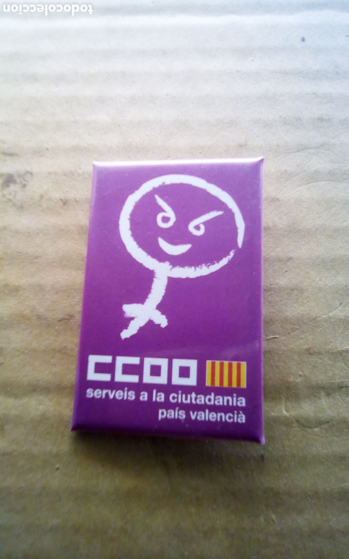 Coleccionismo: Chapa pin con imperdible. CCOO. Serveis a la ciutadania Pais Valencia. Derecho al aborto. 4,5 x 6 cm