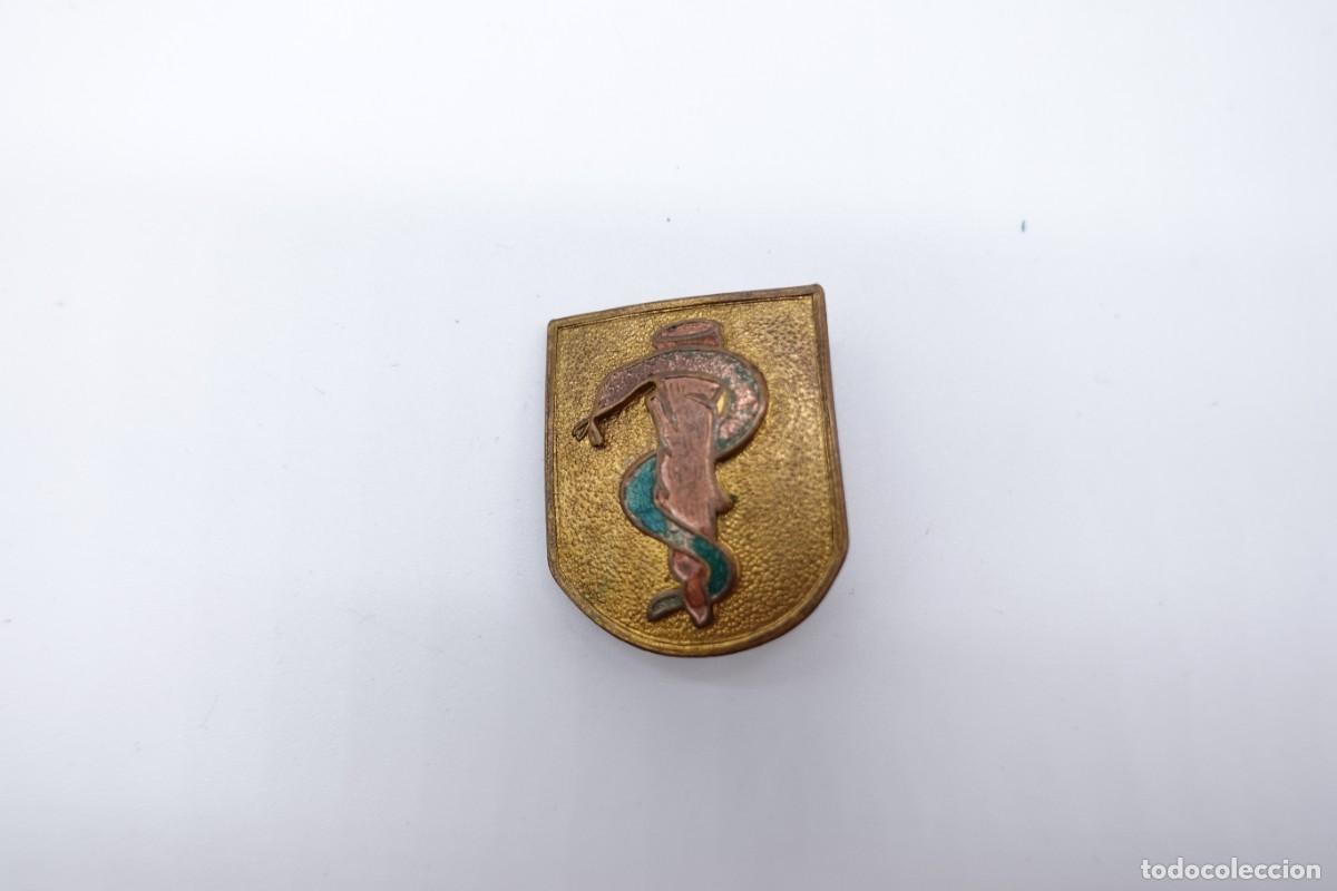 Coleccionismo: PIN EMBLEMA M&Eacute;DICO VINTAGE ESCUDO MET&Aacute;LICO CON SERPIENTE EN ESMALTE