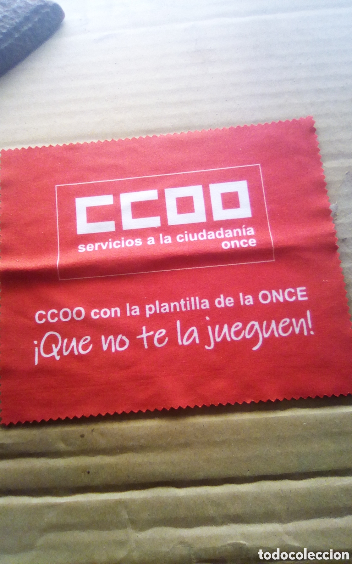 Coleccionismo: Pa&ntilde;uelo limpia gafas. CCOO - ONCE. Servicios a la ciudadan&iacute;a. CCOO con la plantilla de la ONCE.