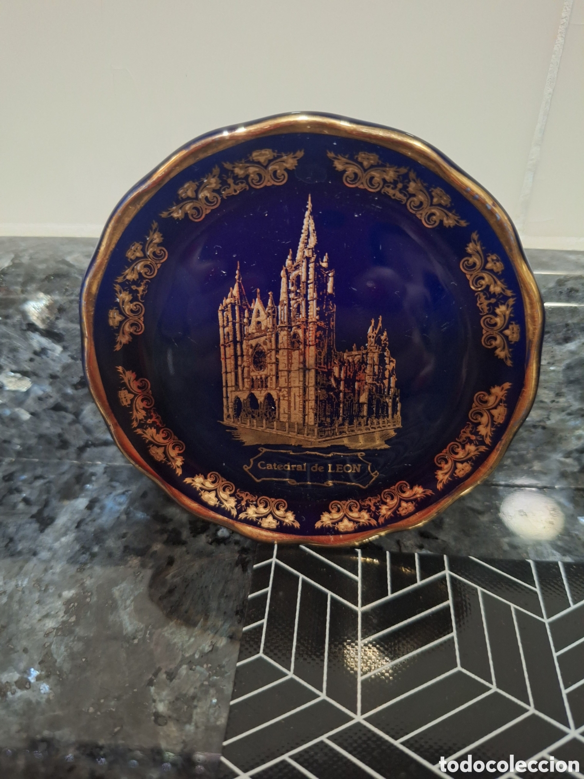 Coleccionismo: Platito azul cobalto con la Catedral de Le&oacute;n en dorado ,oro.