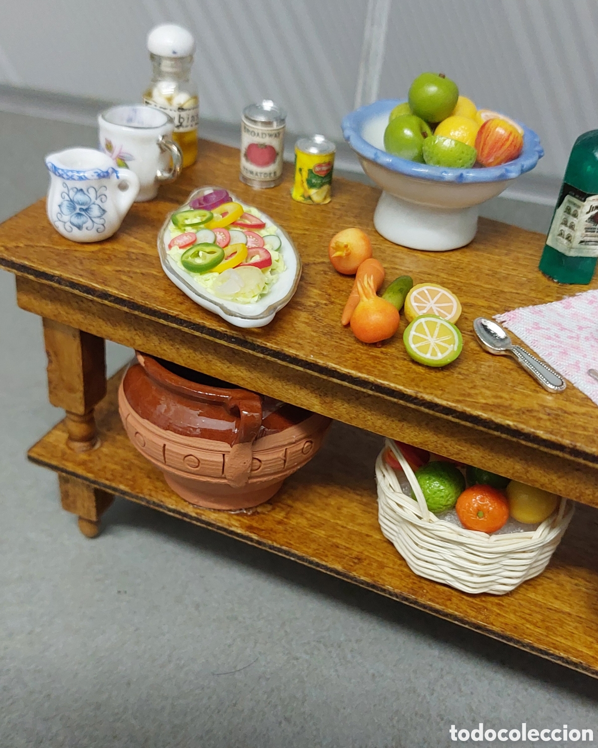 Coleccionismo: Casa de mu&ntilde;ecas mesa cocina miniatura