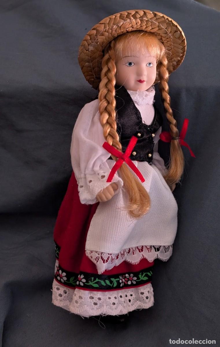Coleccionismo: Mu&ntilde;eca de porcelana con traje regional alem&aacute;n Tracht 21 cm