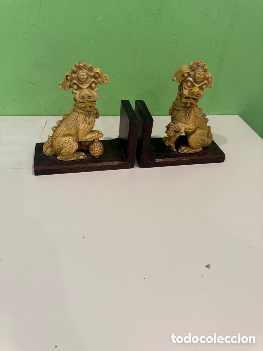Collecting: Pareja de sujetalibros orientales con perros Foo o leones guardianes chinos sobre peana de madera