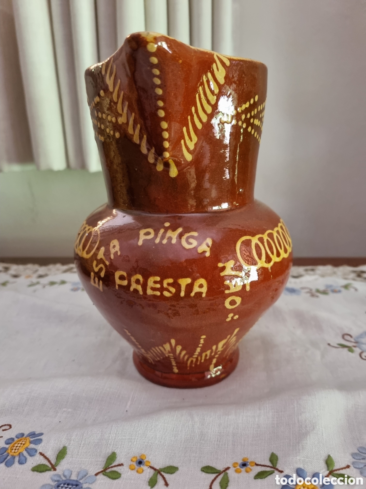Collectionnisme: Jarra portuguesa de barro cocido esmaltado. Pintado a mano. 19 cm altura. &rdquo;Esta pinga n&atilde;o presta&rdquo;.