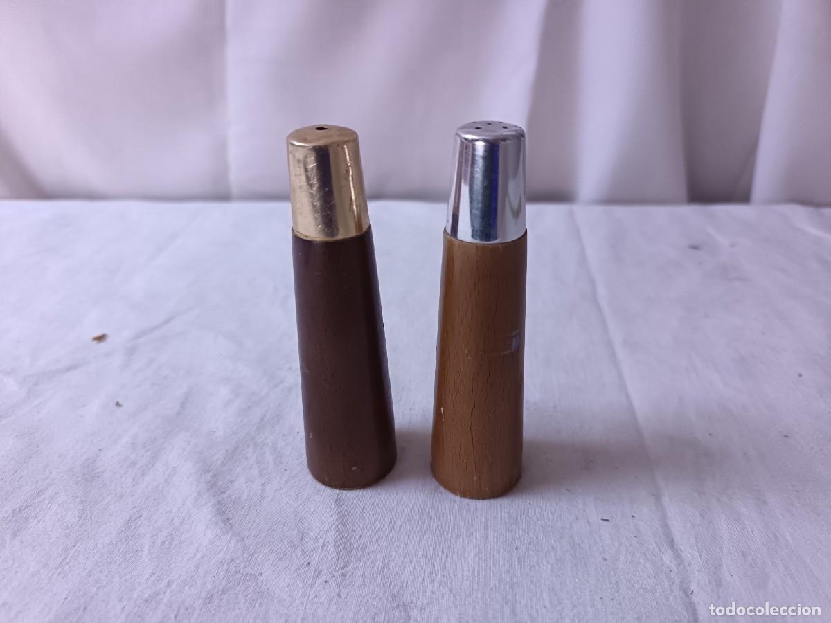 Sammeln: Pareja de Salero y Pimentero, con dise&ntilde;o de &rdquo;pintalabios&rdquo;, madera y metal
