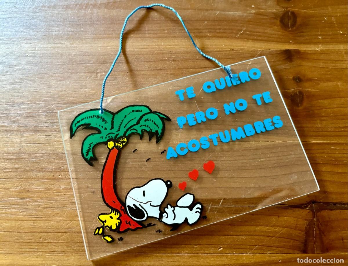Coleccionismo: CARTEL DECORATIVO A&Ntilde;OS OCHENTA SNOOPY , METACRILATO, MEDIDA 9.5X14.5 CMS. COLGADOR CUERDA, VER FOTOS