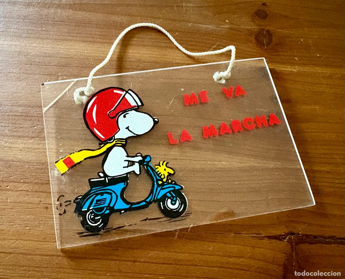 Coleccionismo: CARTEL DECORATIVO A&Ntilde;OS OCHENTA SNOOPY , METACRILATO, MEDIDA 9.5X14.5 CMS. VESPA SCOOTER PIOLIN