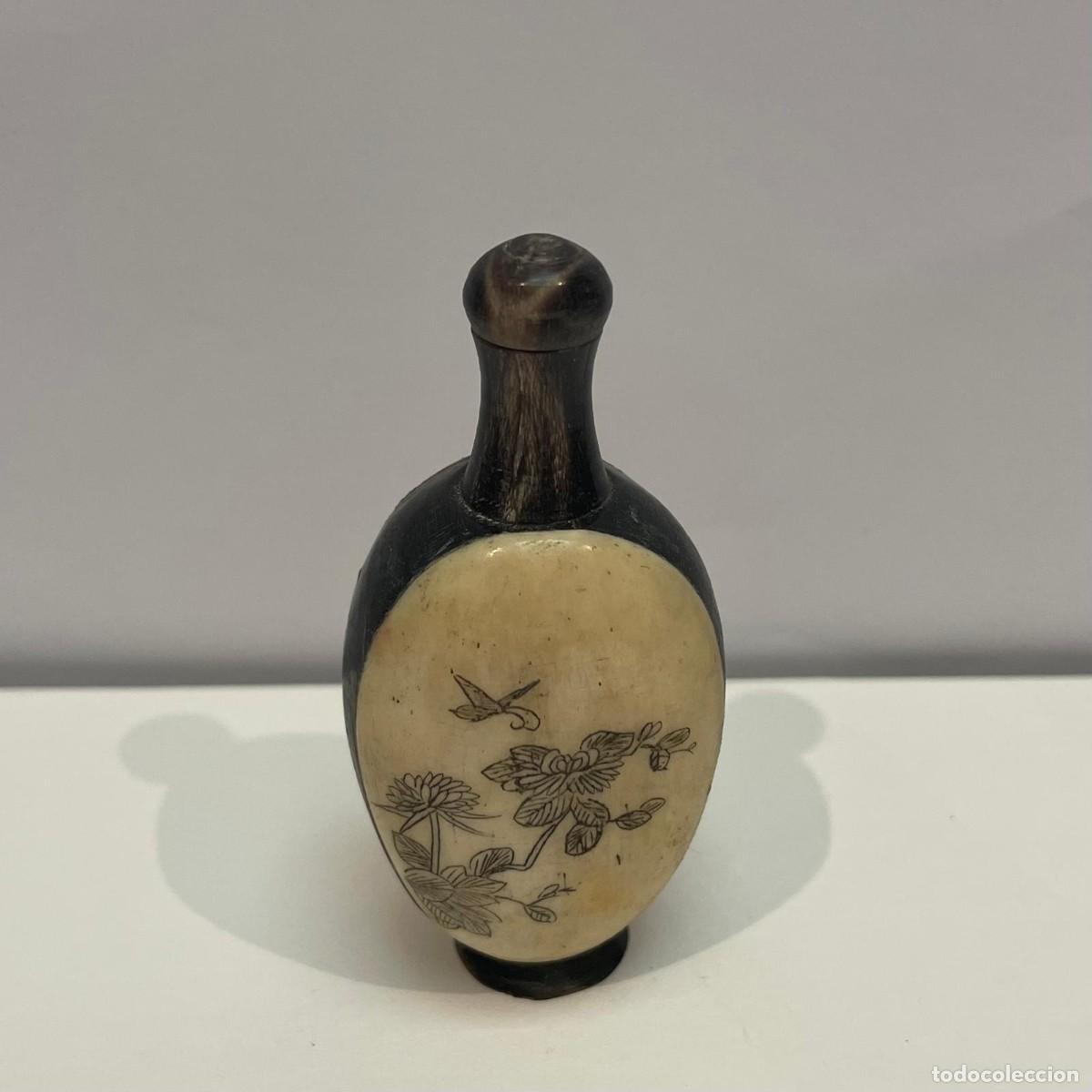 Colecionismo: Botella de rap&eacute; china (snuff bottle) en madera y hueso con decoraci&oacute;n grabada, siglo XX