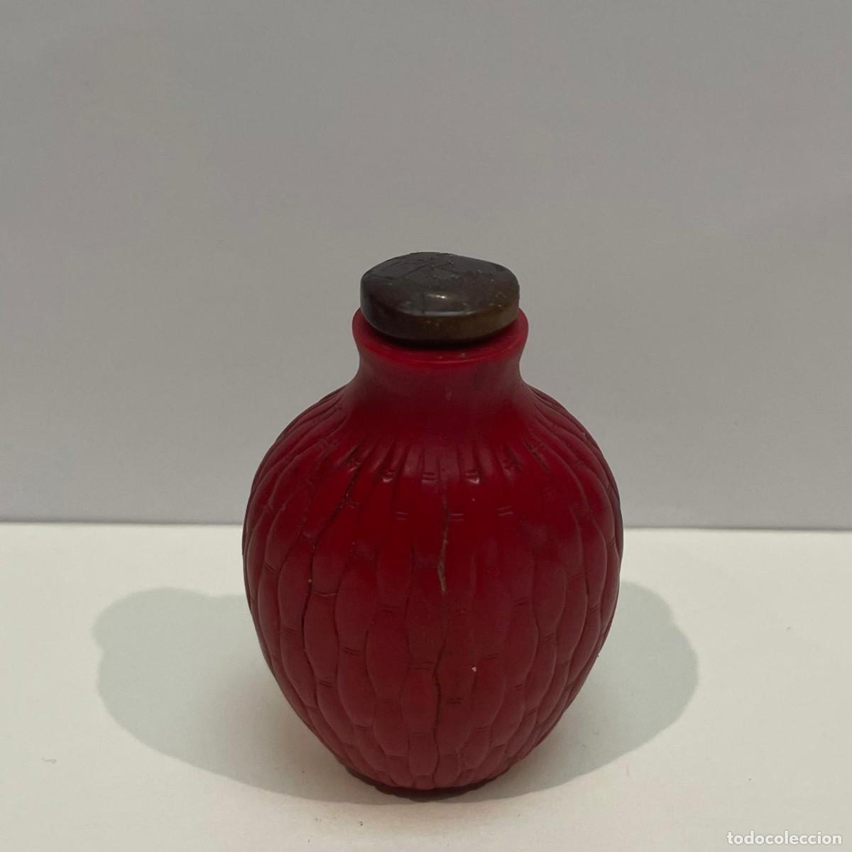 Sammeln: Botella de rap&eacute; china (snuff bottle) en resina roja, siglo XX