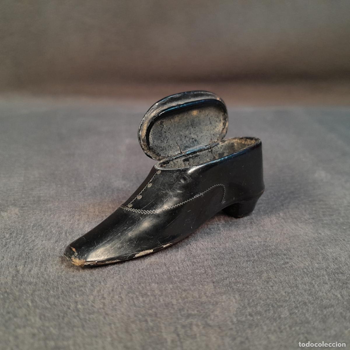 Colecionismo: MINIATURA EN FORMA DE ZAPATO-TABAQUERA VICTORIANA. SIGLO XIX